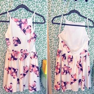 EUC Absolutely gorgeous, dainty floral, cream colored dress!